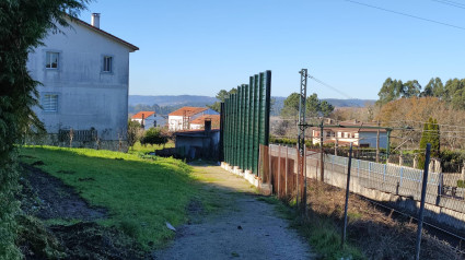 Los vecinos de Laraño rechazan las pantallas que taparán las vías del tren