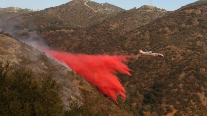 Un hidroavión descargando 'polvo rosa' en Los Ángeles