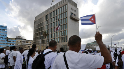 Personas participan en una marcha frente a la embajada de Estados Unidos este viernes, en La Habana