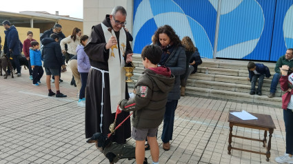 Bendición de mascotas en el Colegio San Antonio de Padua en Cáceres