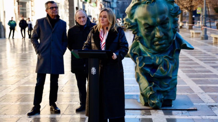 La alcaldesa de Granada, Marifrán Carazo, comparece ante los medios en Plaza Nueva en presencia de, a la izquierda en la imagen, el concejal de Cultura, Juan Ramón Ferreira, y el presidente de la Academia de Cine, Fernando Méndez-Leite