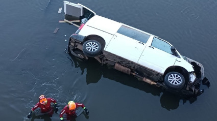 La furgoneta caída al agua en la ría el pasado martes en Avilés