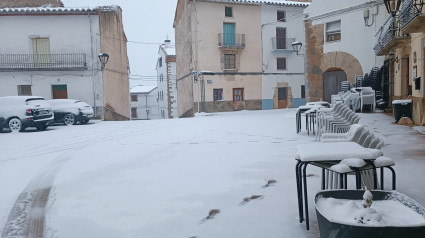 Nieve en el interior de la población de Ares