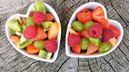 ¿Fruta y ensalada para cenar? Descubre por qué no es tan saludable como crees