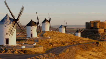 Molinos de Consuegra con el castillo al fondo