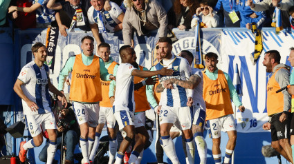 MADRID, 18/01/2025.- El defensa del Leganés Matija Nastasic (c) celebra con sus compañeros tras marcar el 1-0 durante el partido de LaLiga EA Sports entre CD Leganés y Atlético de Madrid, este sábado en el Estadio Municipal Butarque de Madrid. EFE/ Sergio Pérez