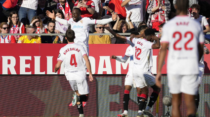 GIRONA, 18/01/2025.- El extremo belga del Sevilla FC Dodi Lukebakio (L-up) celebra tras anotar un gol ante el Girona, el segundo del equipo andaluz, durante el partido de LaLiga EA Sports en el Estadio de Montilivi de Girona este sábado. EFE/ David Borrat