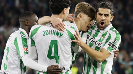 Jesús Rodríguez celebra con sus compañeros tras marcar el 1-1 del partido