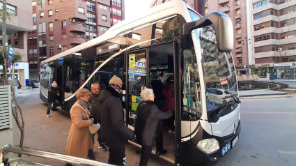 Viajeros suben a un autobús urbano en Lorca