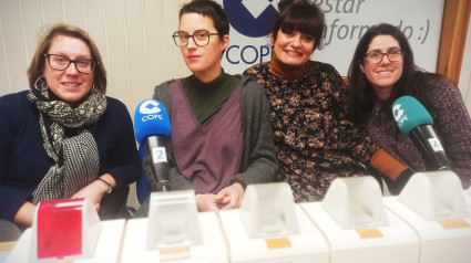 Alejandra Bellón, concejala y Ester, María y Elisabeth en los estudios de COPE Ferrol