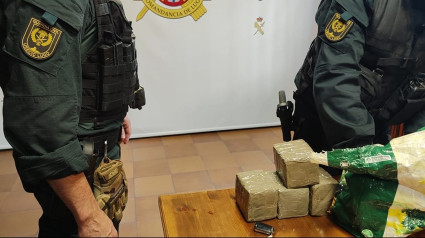 La Guardia Civil encontró cinco kilos de hachís en el interior del vehículo