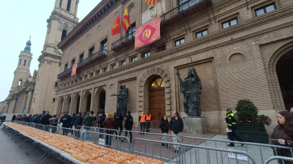 Reparto de roscón gigante el año pasado en la Plaza del Pilar