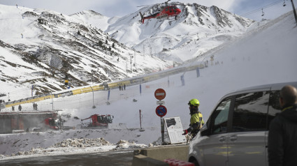 Un helicóptero participa en las labores de rescate en la estación de esquí de Astún.