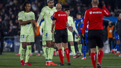 Los jugadores Ronald Araujo y Jules Koundé, durante el encuentro ante el Getafe