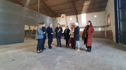 Representantes del Ayuntamiento y del Paso Blanco en la parte de la nave de La Velica que será derribada