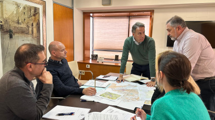 El alcalde, Fulgencio Gil, en el centro, presidente una reunión de seguimiento de los proyectos de las plantas de biogás