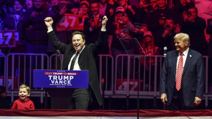 El presidente de Estados Unidos, Donald Trump, junto al magnate Elon Musk y su hijo