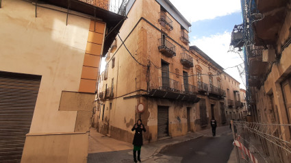 La concejala de Urbanismo ante el edificio en ruinas que será rehabilitado para su uso por jóvenes en régimen de alquiler