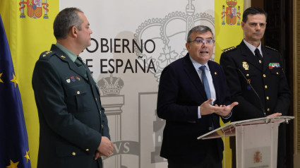 El subdelegado del gobierno con los máximos responsables de la guardia civil y la policía