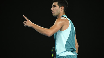 Carlos Alcaraz, celebrando un punto ante Djokovic