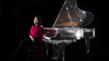 Mine Kiwakami posa con el piano de cristal KAWAI que sonará en la Catedral de Santiago