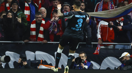 Hincapié celebra tras marcar el 0-1 durante el encuentro correspondiente a la fase regular de la Liga de Campeones que disputan hoy martes Atlético de Madrid y Bayer Leverkusen