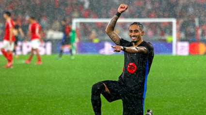 Raphinha celebra el definitivo 4-5 del Barcelona en el campo del Benfica