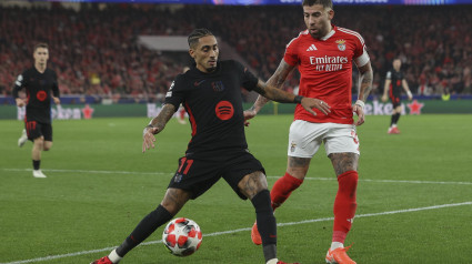 Lisbon (Portugal), 21/01/2025.- Benfica`s Otamendi (R) in action against Barcelona`s Raphinha during their UEFA Champions League soccer match held at Luz Stadium in Lisbon, Portugal, 21 January 2025. (Liga de Campeones, Lisboa) EFE/EPA/TIAGO PETINGA