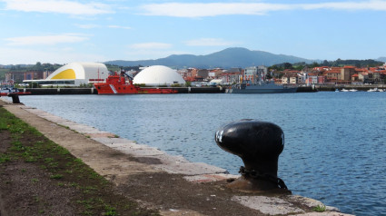 Barco atracado en la ría de Avilés, junto al Niemeyer