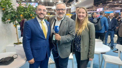 El alcalde de Vila-real, José Benlloch y la vicealcaldesa, María Fajardo, con Raúl Puchol en el especial COPE desde Fitur