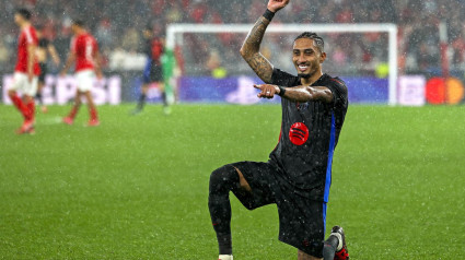 Raphinha celebra tras marcar un gol contra el Benfica.