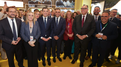 Juanma Moreno visita el stand de Granada en Fitur