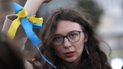 Una chica participa en una concentración de apoyo a Ucrania en Gijón