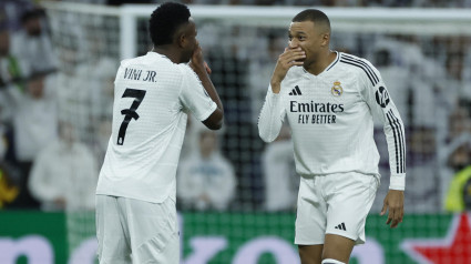 Mbappé celebra con Vinicius el tercer gol del Real Madrid contra el Salzburgo.