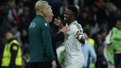 Vinicius celebra con Ancelotti el cuarto gol del Real Madrid contra el Salzburgo.