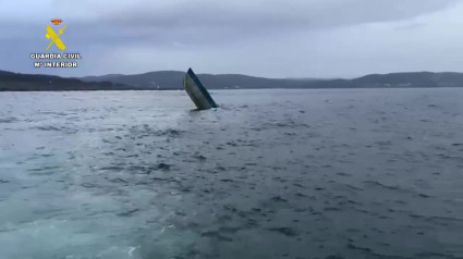 Imágenes de la Guardia Civil del narcosumbarino hallado frente a la costa gallega de Camariñas