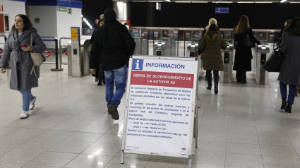 Cartel informativo en el acceso a la estación de metro de Cuatro Vientos este miércoles tras arrancar las obras de soterramiento de la A-5, en Madrid