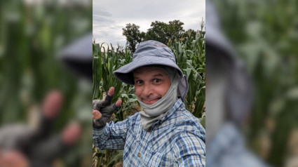 Rubén Rellán en una plantación de maíz