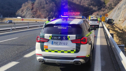 El camión accidentado en el Huerna y los servicios de emergencia presentes tras el accidente