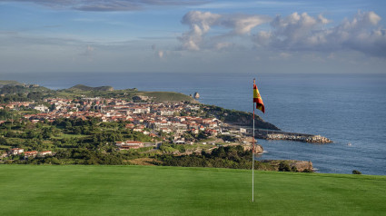 Hoyo 7 del campo municipal de golf de Llanes