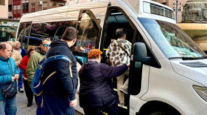 Un grupo de ciudadanos de Lorca subiendo a un autobús urbano