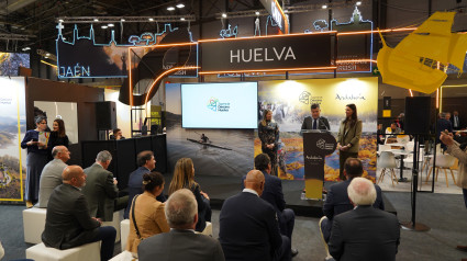 Adolfo Verano, alcalde de Lepe, durante la presentación en FITUR 2025