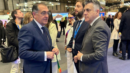 El concejal de Turismo, a la izquierda, junto a técnicos en la promoción de Lorca en Fitur