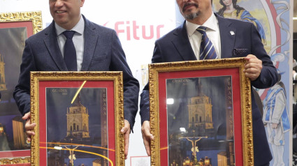 El presidente de la Diputación de Granada, Francis Rodríguez, a la izquierda en la imagen, con el delegado de Turismo, Cultura y Deporte de la Junta en la provincia, Fernando Egea, en Fitur