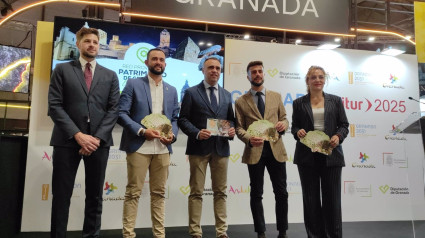 El presidente de la Diputación de Granada, Francis Rodríguez, en el centro en la imagen, ha asistido a la presentación del paquete turístico 'Todos los caminos llevan a Granada' en Fitur