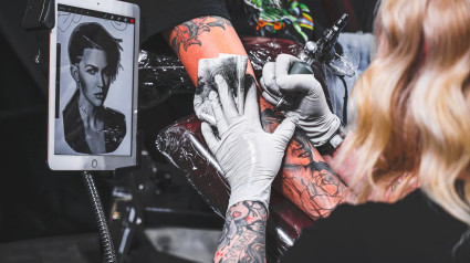 Un estudio de tatuaje con uso de tintas a color