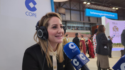 Estibaliz Masegosa, concejal de San Javier, en el set de COPE  en FITUR