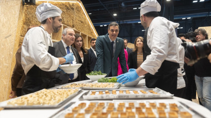 El presidente del Gobierno, Pedro Sánchez, en el estand de Paradores de la 45ª edición deFitur