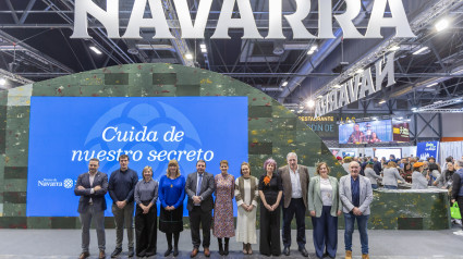 La Presidenta Chivite, el presidente del Parlamento, Unai Hualde, la vicepresidenta Ollo y las consejeras López y Esnaola,  junto a los alcaldes y alcaldesas de las cabezas de Merindad, y el presidente de la FNMC, Xabier Alcuaz.