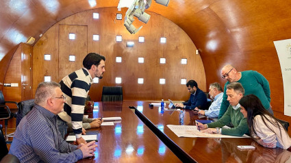 El alcalde, concejales y vecinos de las pedanías durante la reunión sobre las plantas de biogás